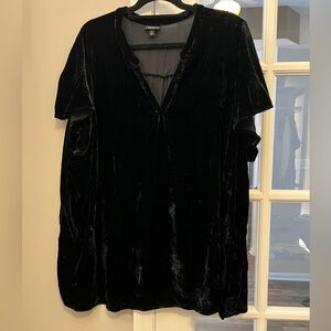 Torrid black crushed velvet top short sleeves size 4 EUC
